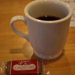 コーヒーにキャラメルビスケット (coffee with caramelised biscuit)