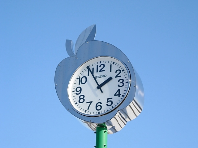 The clock which is visible to an apple.