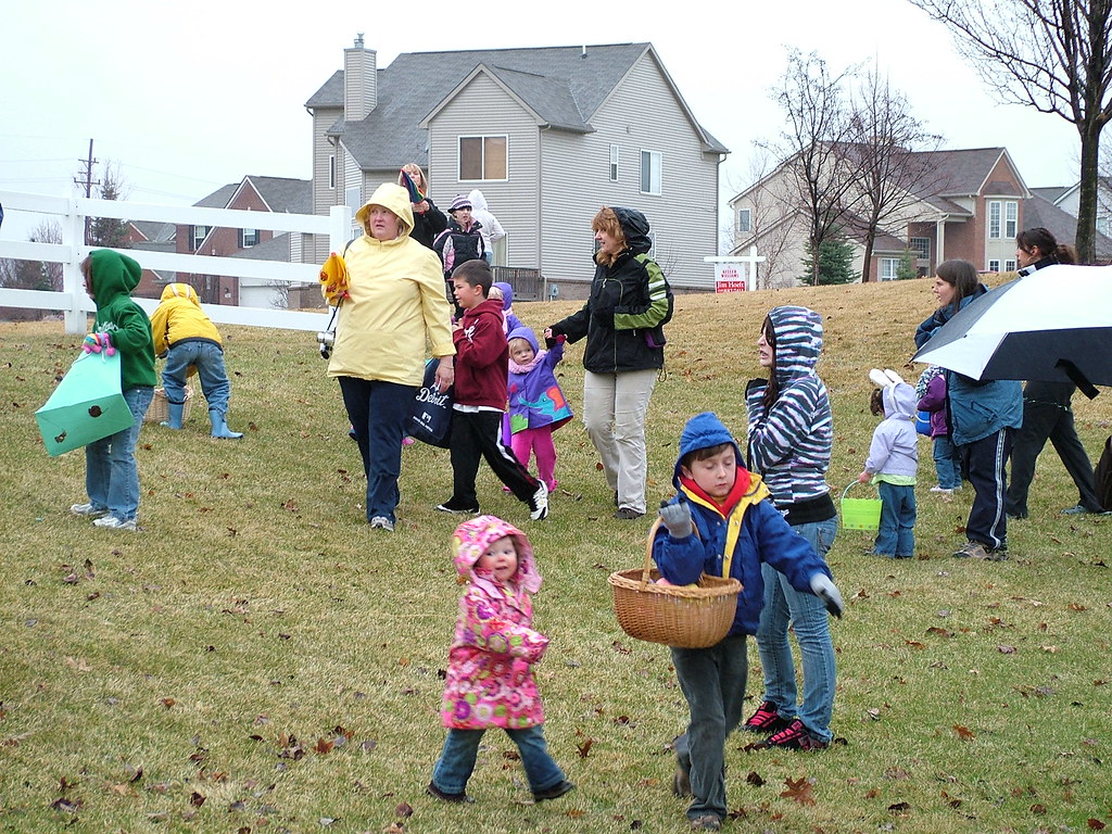 Cross Creek Easter Egg Hunt | Children hunt for eggs filled … | Flickr