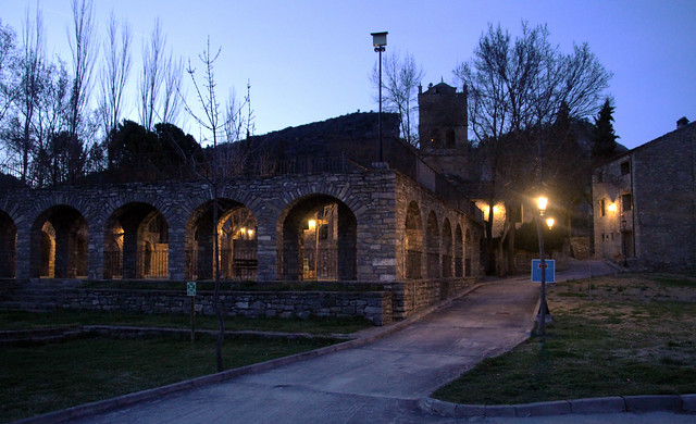 Iglesia y calle de Morillo de Tou (Huesca )