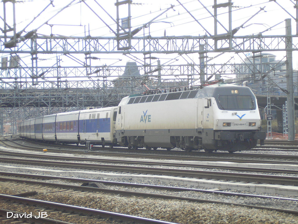 Altaria y 252 AVE | Tren Altaria, remolcado por la locomotor… | Flickr