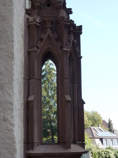 Blick durch den gotischen Licht-Erker (Totenleuchte) - Michaelskapelle