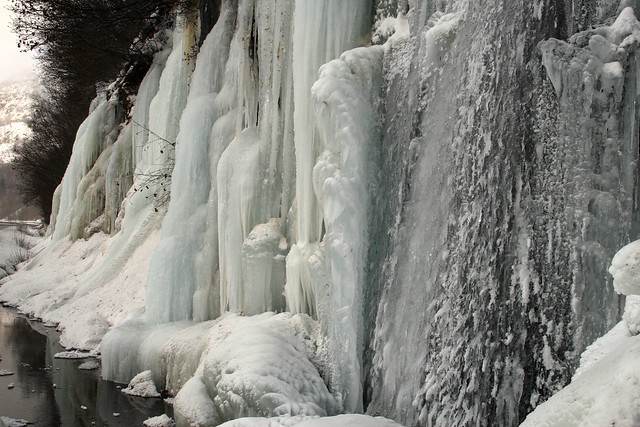 Frozen waterfall on the Seward Highway, near Turnagain Arm, Anchorage, Alaska (IMG_1651a)