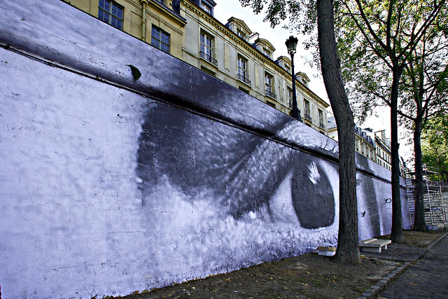 Paris (France). Street Art. L'Œil regarde passer les bateaux …