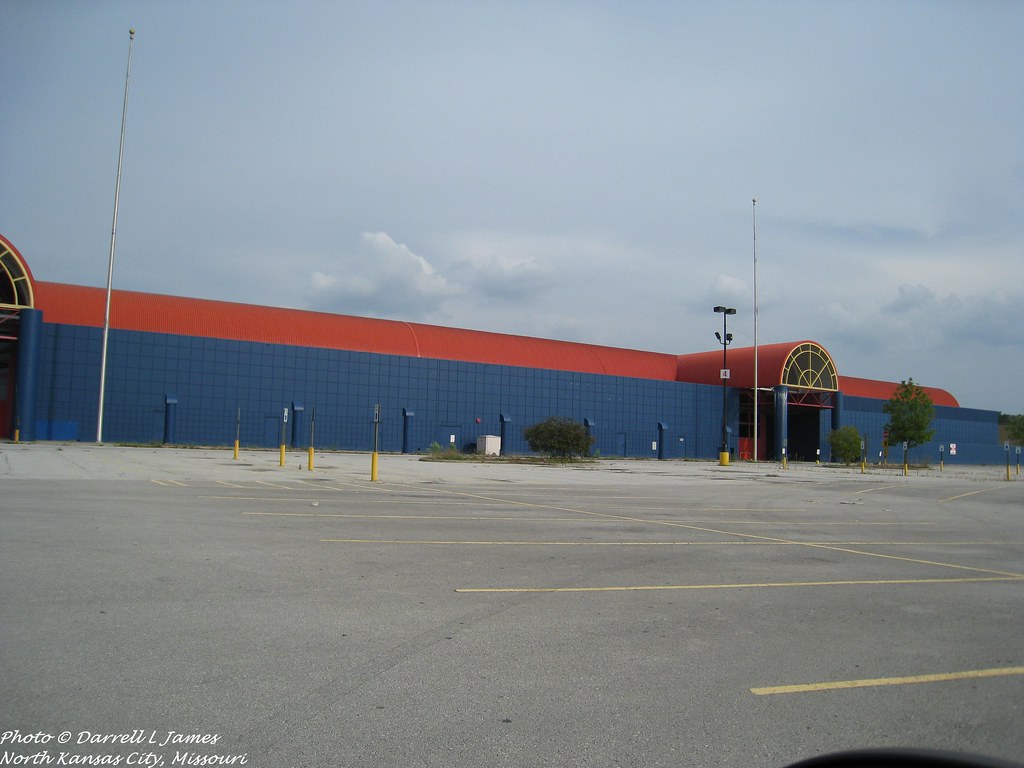 Hypermart Building Hyper-Mart, Hillcrest, 4_wm | en.wikipedia.org/wiki/Hypermar… | Flickr