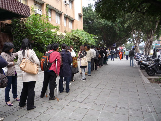 P1080482還沒走到華山藝文中心就見到超多人排隊的