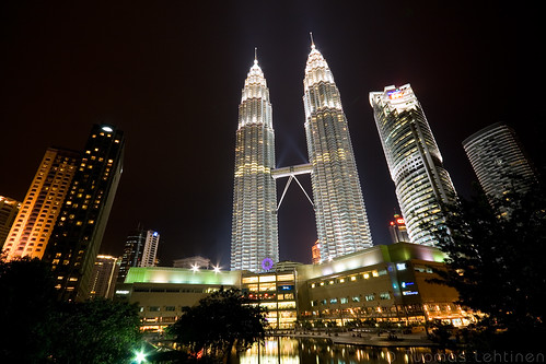 Night out by the twin towers | Petronas Twin Towers - the wo… | Flickr