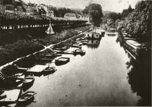 Le vieux pont de Poissy et les barques des canotiers.