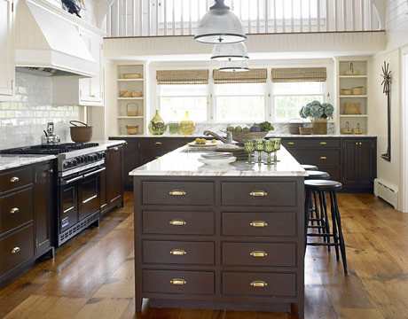 Gorgeous brown + white kitchen: Benjamin Moore 'Tudor Brown' + 'Navajo White'