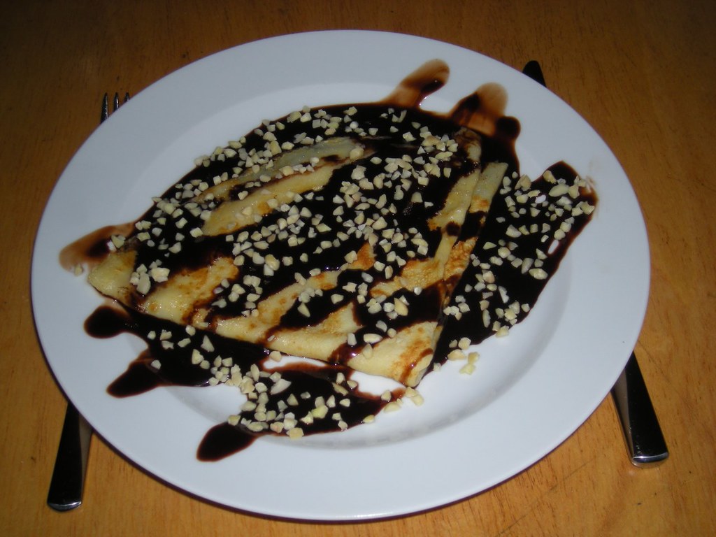 Crêpe mit Schokoladensoße und gehackten Mandeln | Gourmandise | Flickr