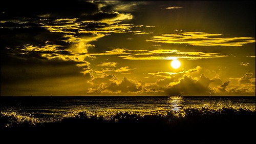 sea sun mer clouds sunrise gold soleil or sony nuages vagues kourou aube océan guyane nexf3