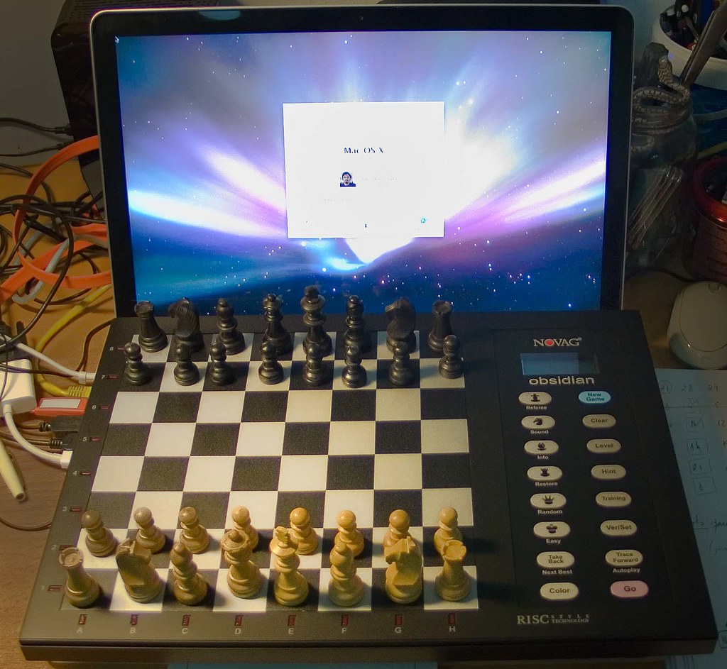 Играть шахматы компьютером чесс. Шахматный компьютер Novag 2 Robot. Шахматы с компьютером. Шахматный компьютер Chess. Шахматный суперкомпьютер.