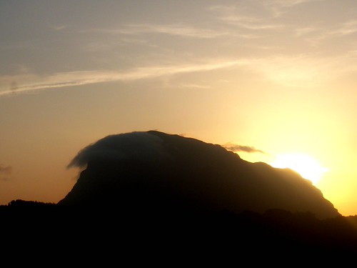 El Montgó by SabrinaMohr, Der Montgó (seltener auch Mongó) ist ein Berg im Südosten Spaniens, im Norden der Costa Blanca, in d