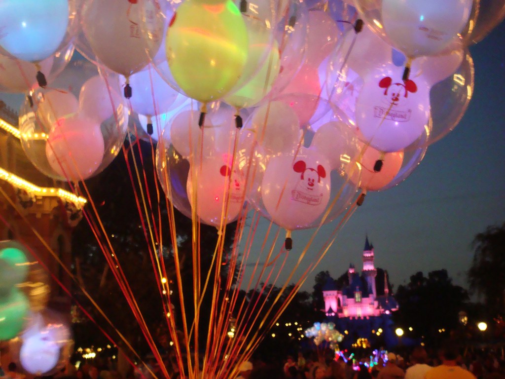 Light Up Balloons at Disneyland, These cool ballons are sol…