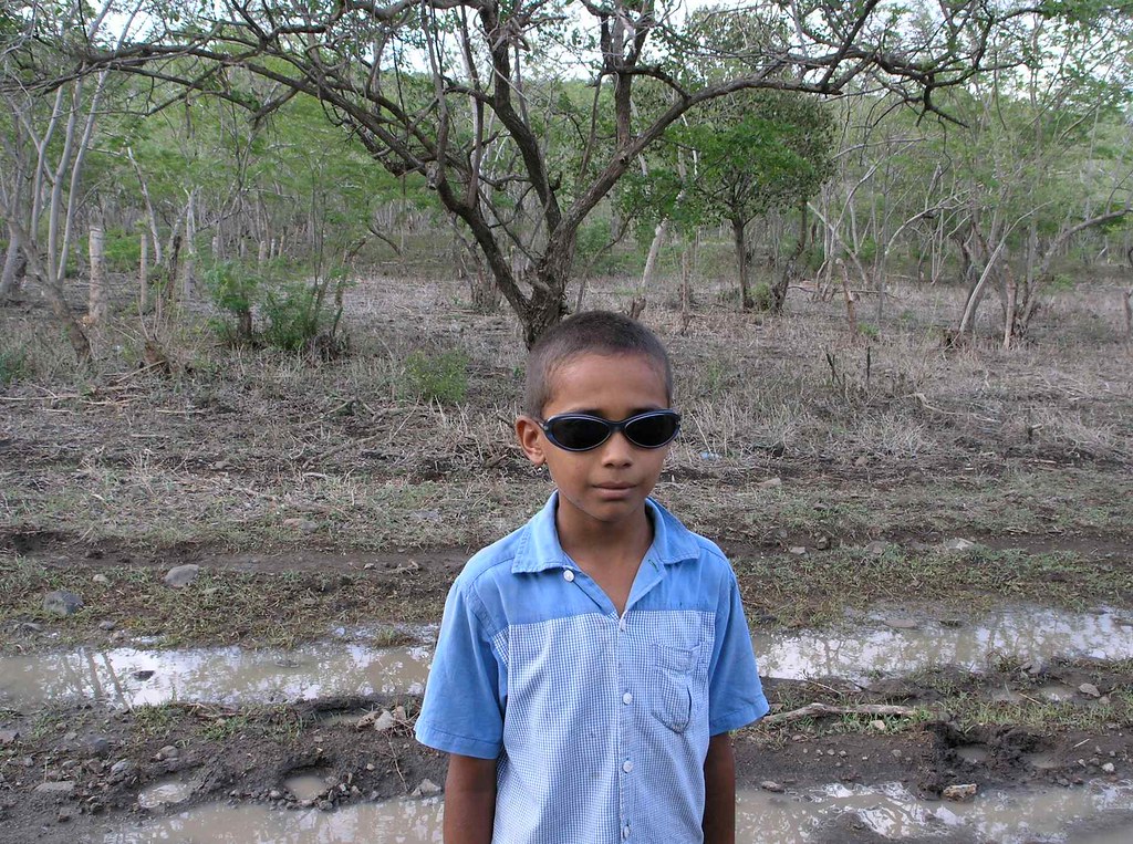 Niño con lentes oscuros - BOy with dark glasses; entre Tec…