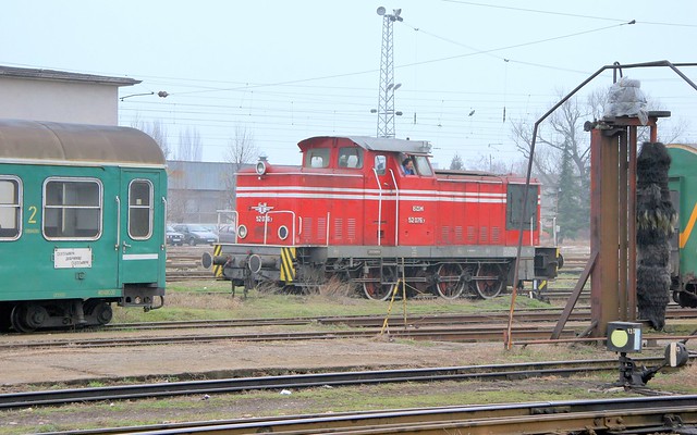 Bulgaria State Railways (BDZ) standard gauge diesel-hydraulic shunting locomotive Number 52 076, built in the DDR, at Septemvri's dual-gauge yard, February 19, 2007