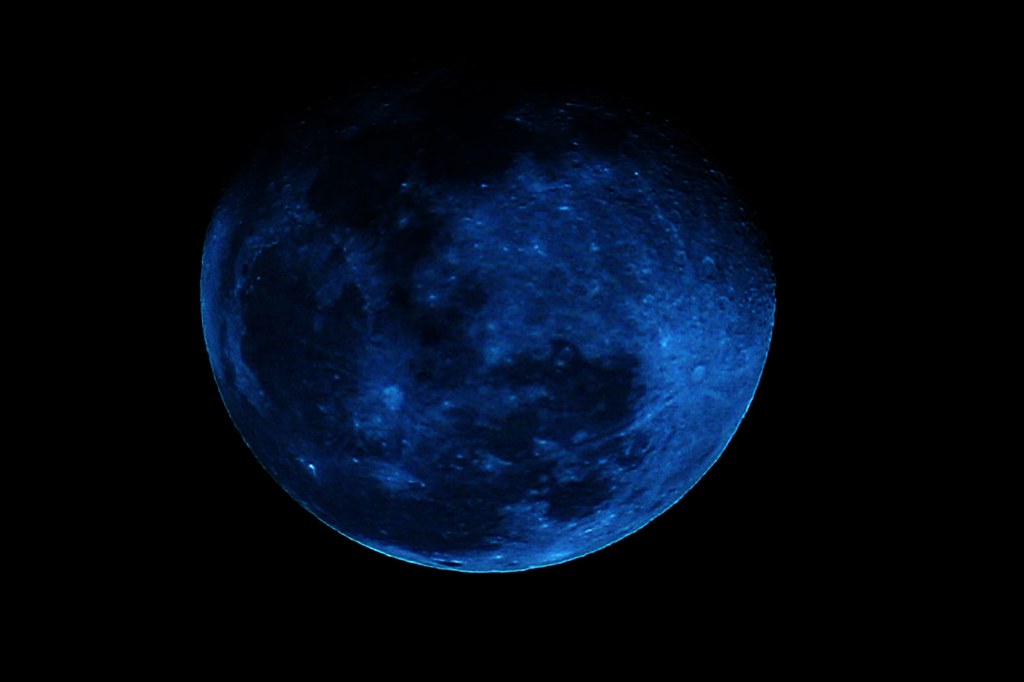 Есть синяя луна. Дарк Блю Мун. Синяя Луна. Тёмно синяя Луна. Темно синяя Планета.