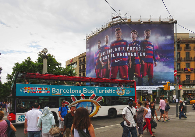 Barça advertisement and tour bus at La Rambla; Barcelona, España (2015)