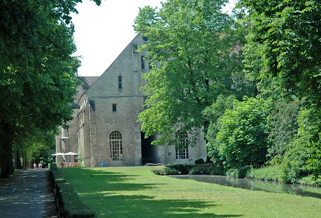 04.11.06.06 Abbaye de Royaumont batiment des latrines et le canal