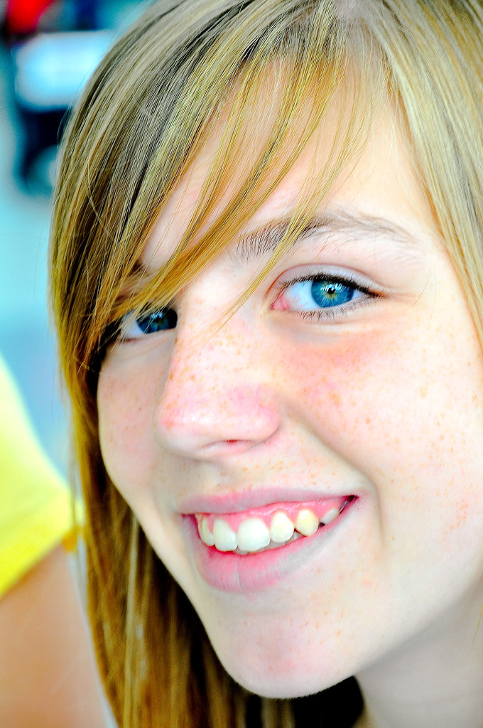 Protrait: smiling teen girl 