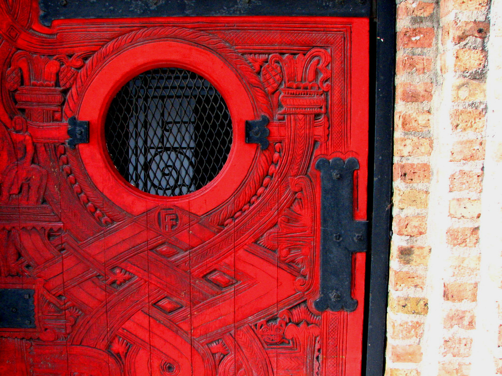Как открыть красную дверь. Необычные двери. Красивые необычные двери. Необычные двери из дерева.