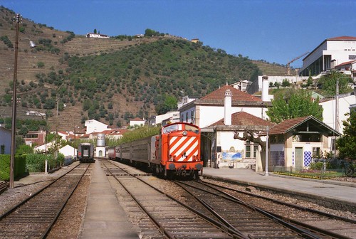 bobo trains cp railways ee railroads pinhao englishelectric diesellocomotive broadgauge dourovalley 1401 dieselelectric portugueserailways sorefame iberiangauge
