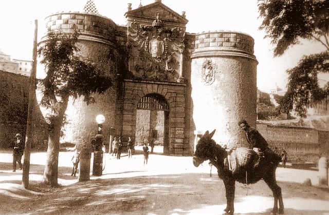 Puerta de Bisagra de Toledo a inicios del siglo XX