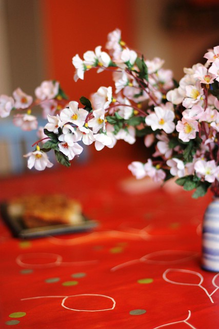 Kirschblüten auf dem Tisch