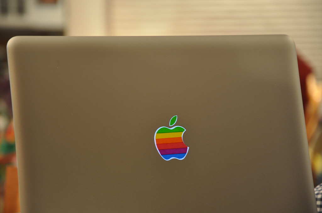 colorizing the Apple Logo