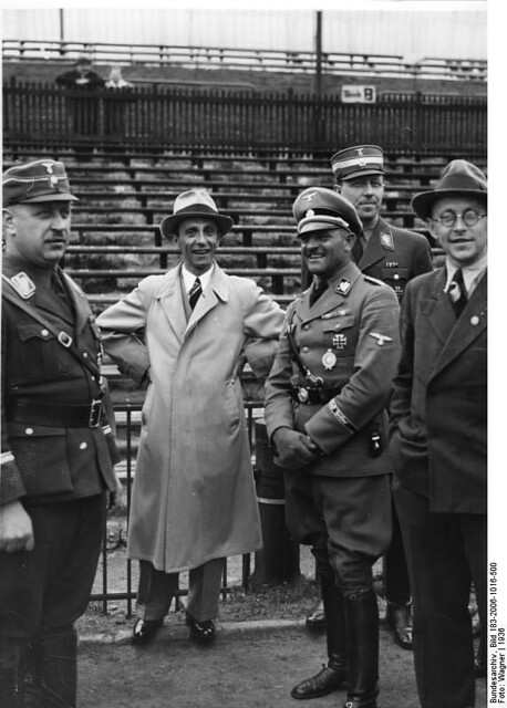 SA-Oberführer Schäfer, Dr. Goebbels, Sepp Dietrich, hinter Sepp Dietrich Polizeipräsident Graf Helldorf
