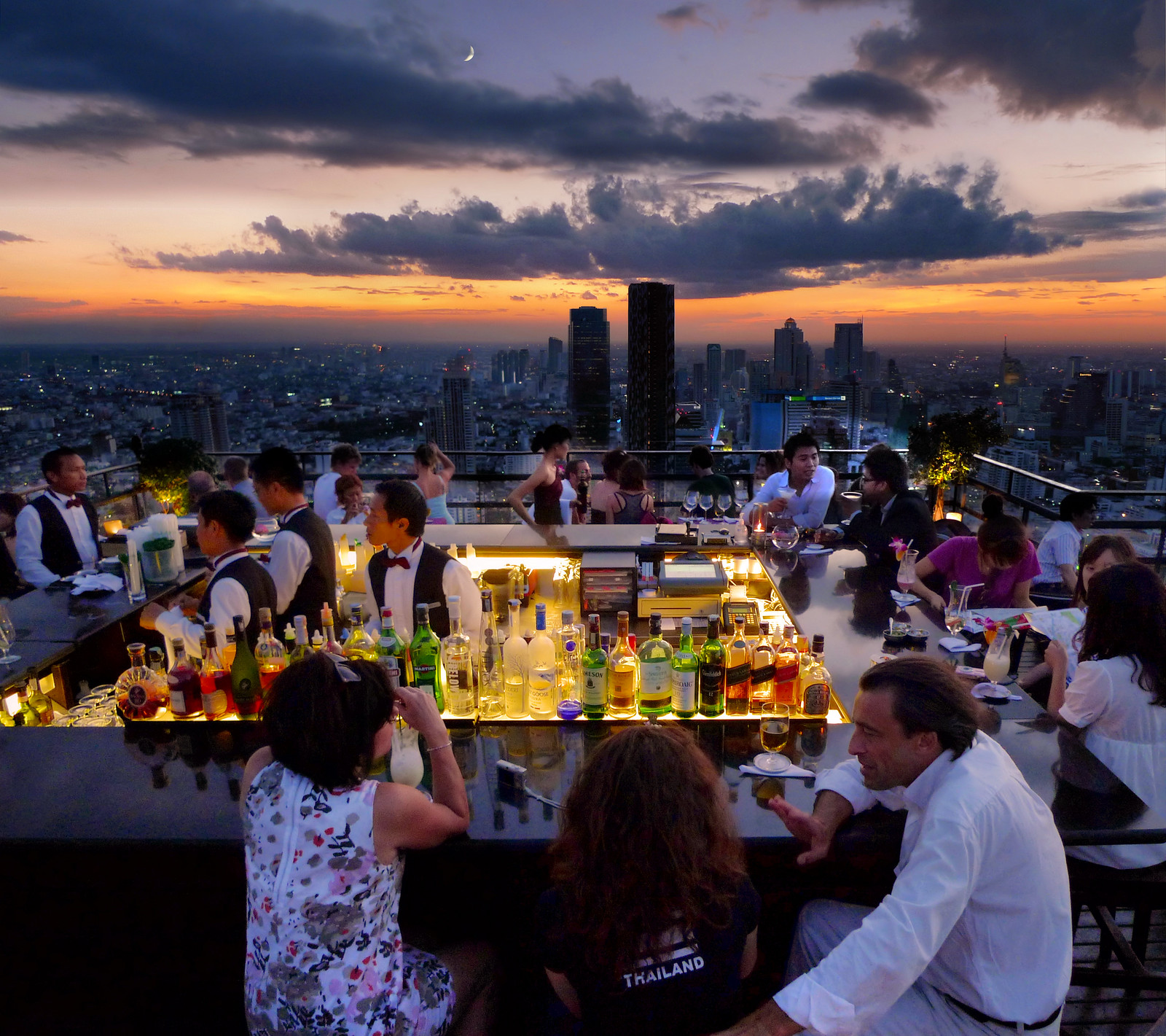 Крыши бангкока. Руфтоп бар Бангкок. Бангкок ресторан на крыше. Ресторан Скай Тайланд. Sky Bar Бангкок.