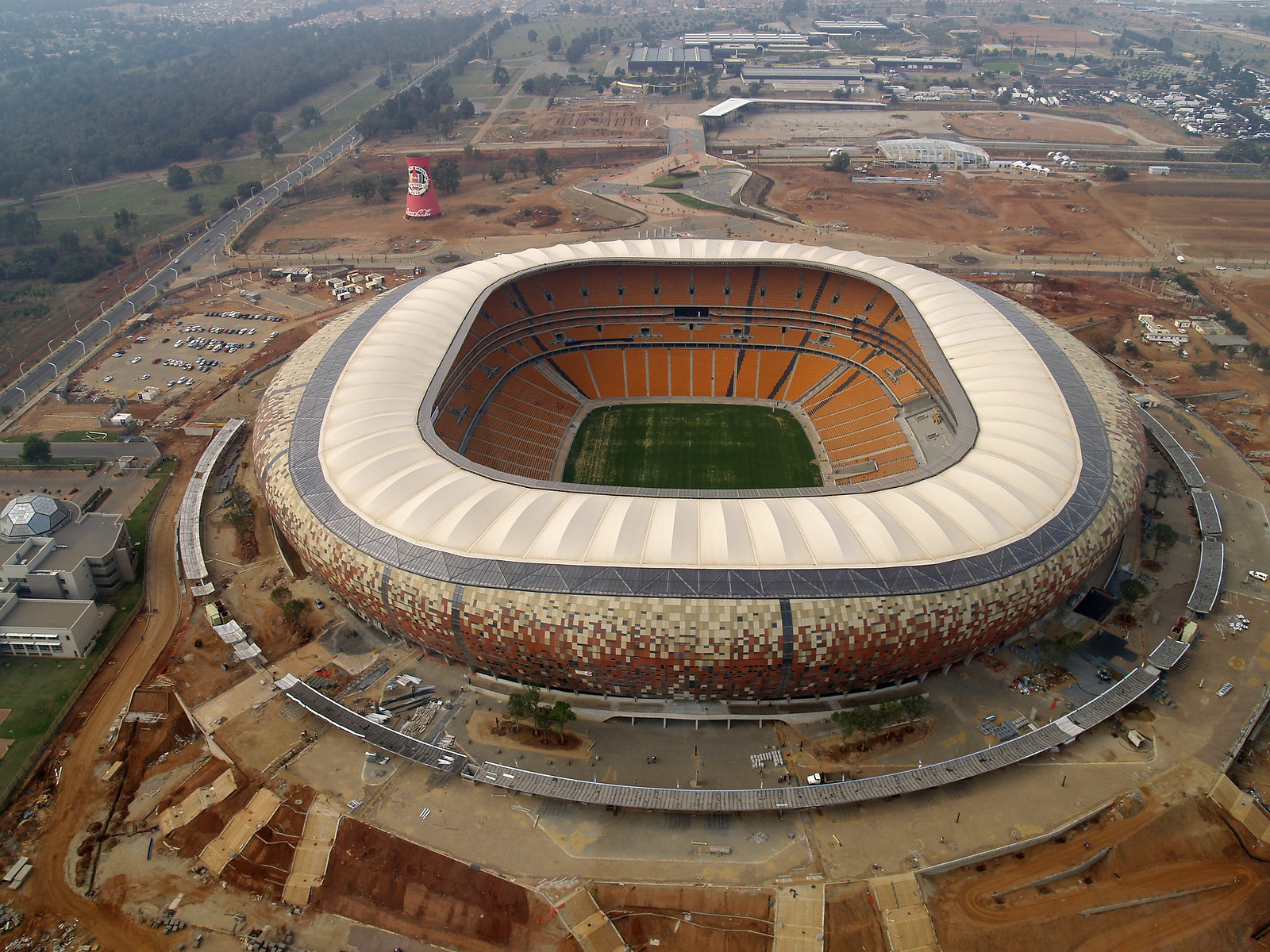 Стадион выше. Стадион СОККЕР Сити Йоханнесбург. СОККЕР Сити стадион ЮАР. СОККЕР Сити — Йоханнесбург, ЮАР. ФНБ Стэдиум Йоханнесбург.