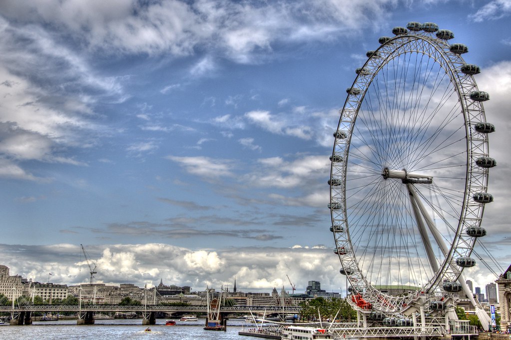 Лондон 7 3. Лондонский глаз London Eye. Колесо обозрения в Лондоне. Лондонский глаз и Букингемский дворец. Лондон чертовый колесо.
