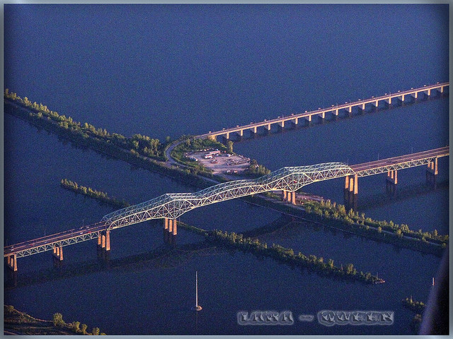 Pont Champlain surplombant le fleuve Saint-Laurent, vu du ciel