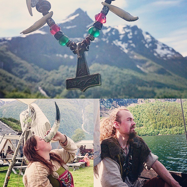 Some more pics from bjørke in hjørundfjorden,my mead thirsty @galdemora 💏 😘 among them..#mørenytt#viking#rowing#bakketunet#Sogn#sognogfjordane#hjørundfjorden#horn#drinkinghorn#torshammer#Thor#hammer#mjolnir#pendant#bjørke#vikingma