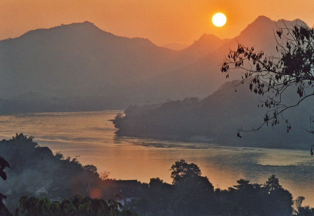 Laos-Louang Prabhang - Sunset on the Mekong