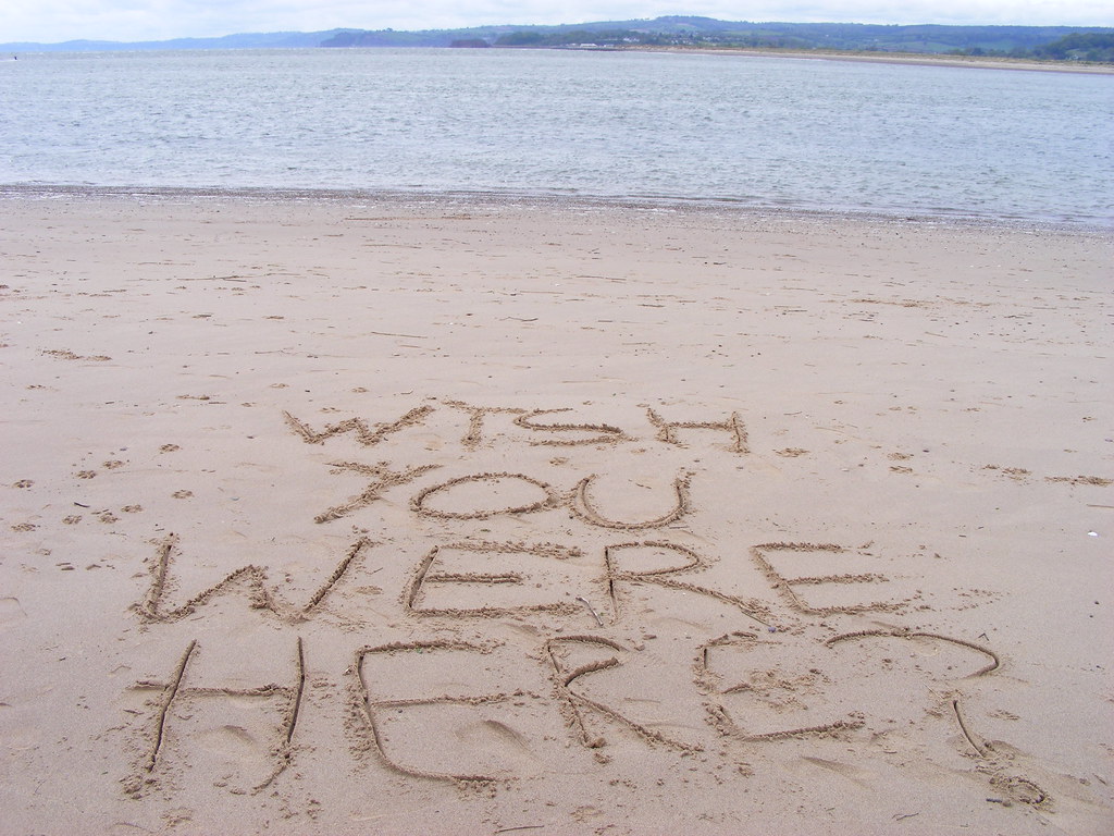 Take me to the beach. Надпись Пхукет на песке. Имя на песке гиф. Надпись на песке гиф. Солнце пляж i Miss you.