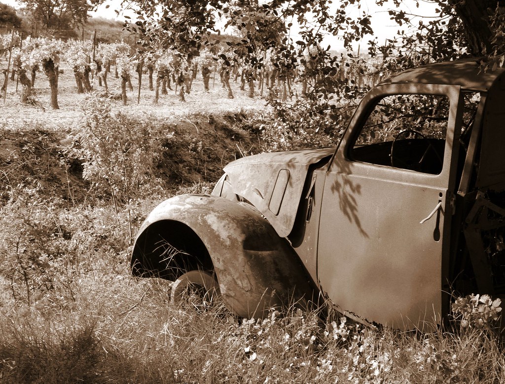 Retraite... vieille voiture abandonnée dans les vignes du … | Flickr