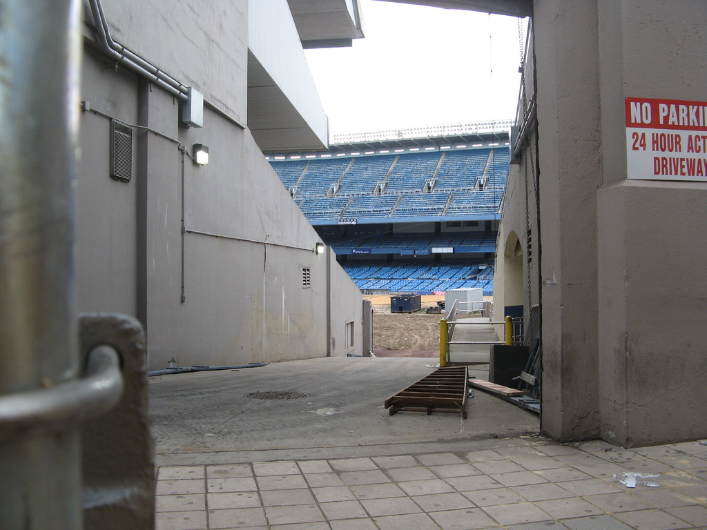 A peek inside old Yankee Stadium between the right field s…