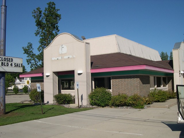 Former Pizza Hut (later Taco Bell, now XS Hair Studio) - Oconto, Wisconsin