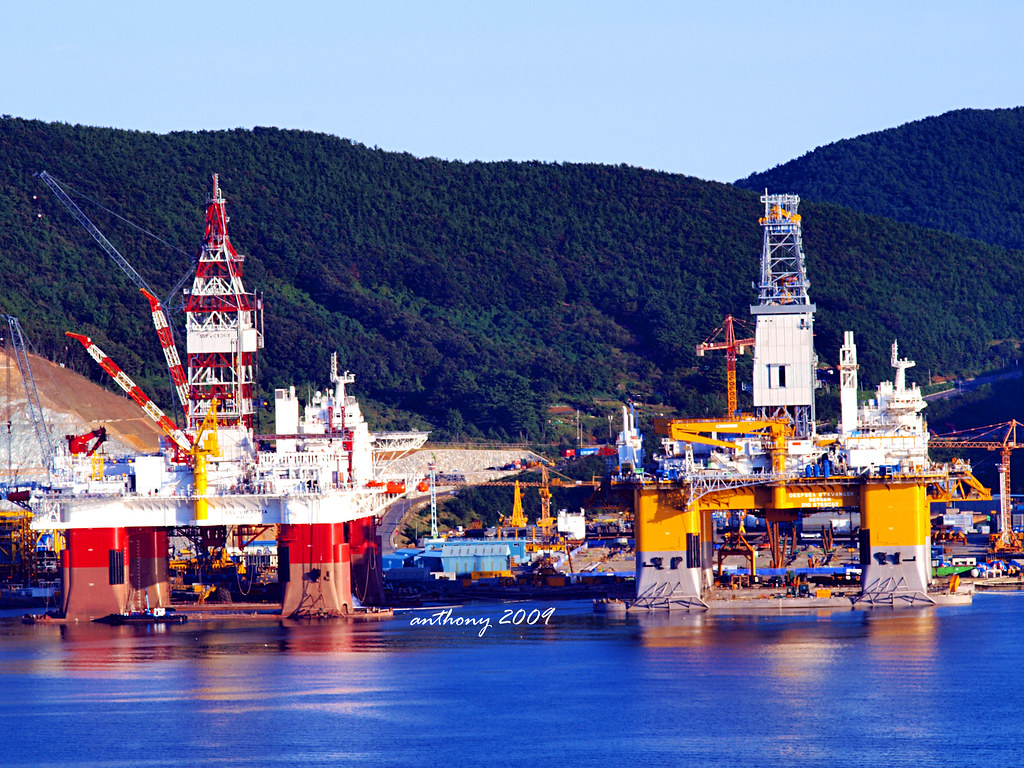 drilling rig at DSME | two new drilling rig being built and … | Flickr