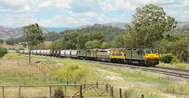 () SSR loaded grain running from Werris Creek to Carrington at Murulla on 17th Jan 2017. The lashup of locos is RL304 + 44206 + B61 + 442S1 + RL305.