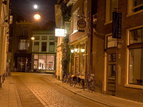 Lonely full moon street (Kromme Elleboog bij volle maan) by loonatic