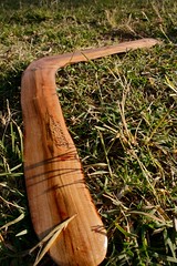 Boomerang hecho con codo de madera