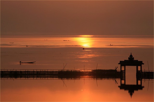 Birmanie: Lever du jour sur le lac Inlé.