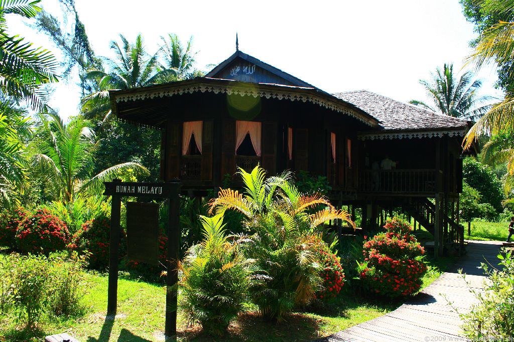 Восточная малайзия. Традиционная архитектура Малайзии. Indonesia java Traditional House.
