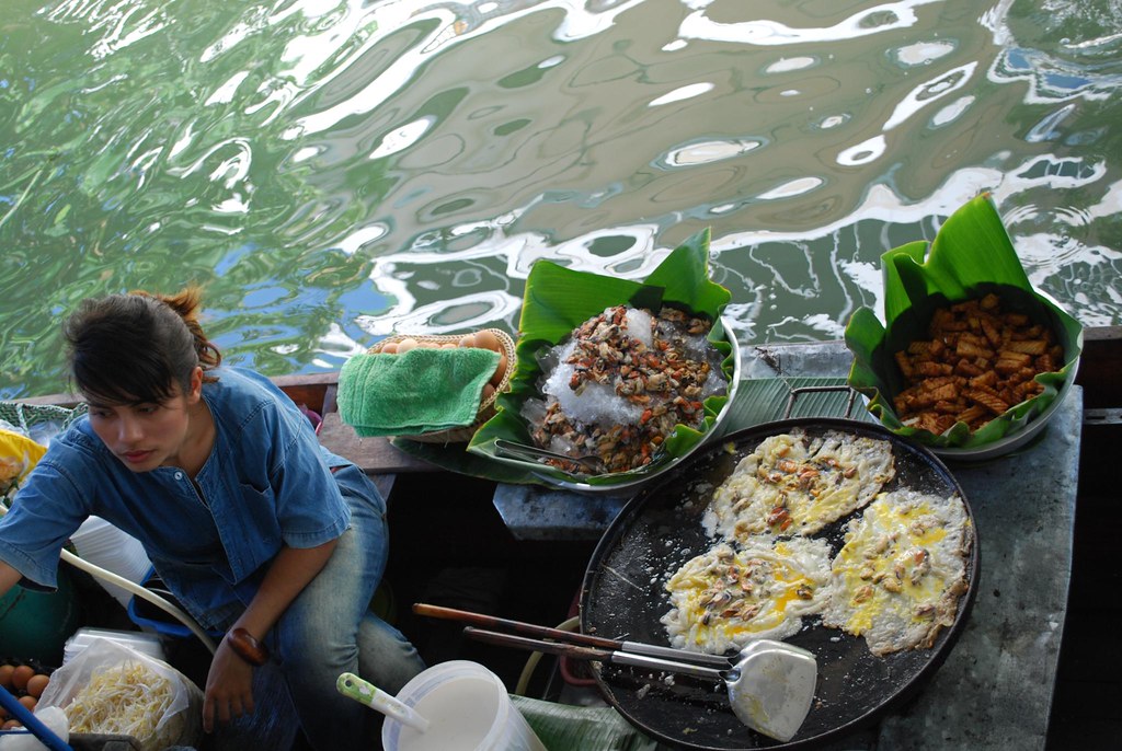 Mussel omelette hawker - Taling Chan Floating Market