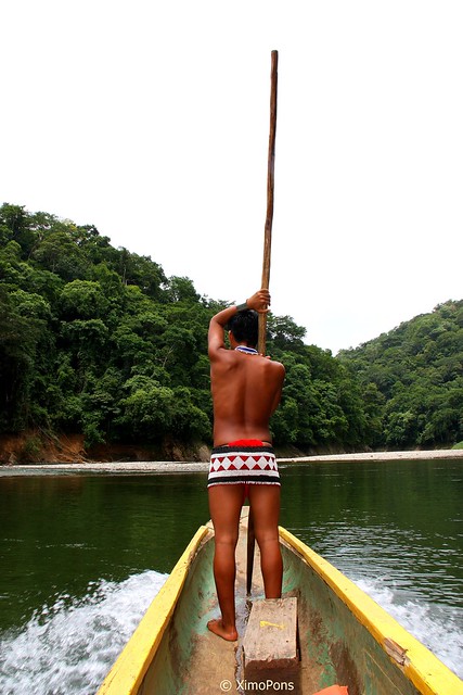 Embera en canoa