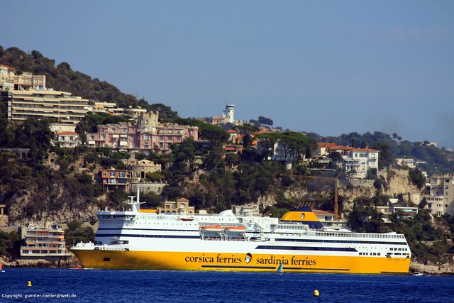 Fähre von Korsika bei der Einfahrt in den Hafen von Nizza