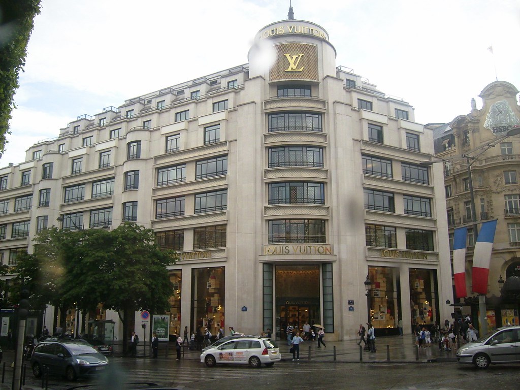 Louis Vuitton Shop in Champs Elysees | mariettaki | Flickr